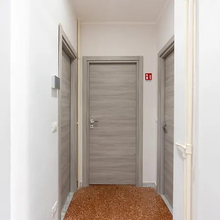 Imperial House - 300m To Metro B, Open View, 4-6pax * Rome